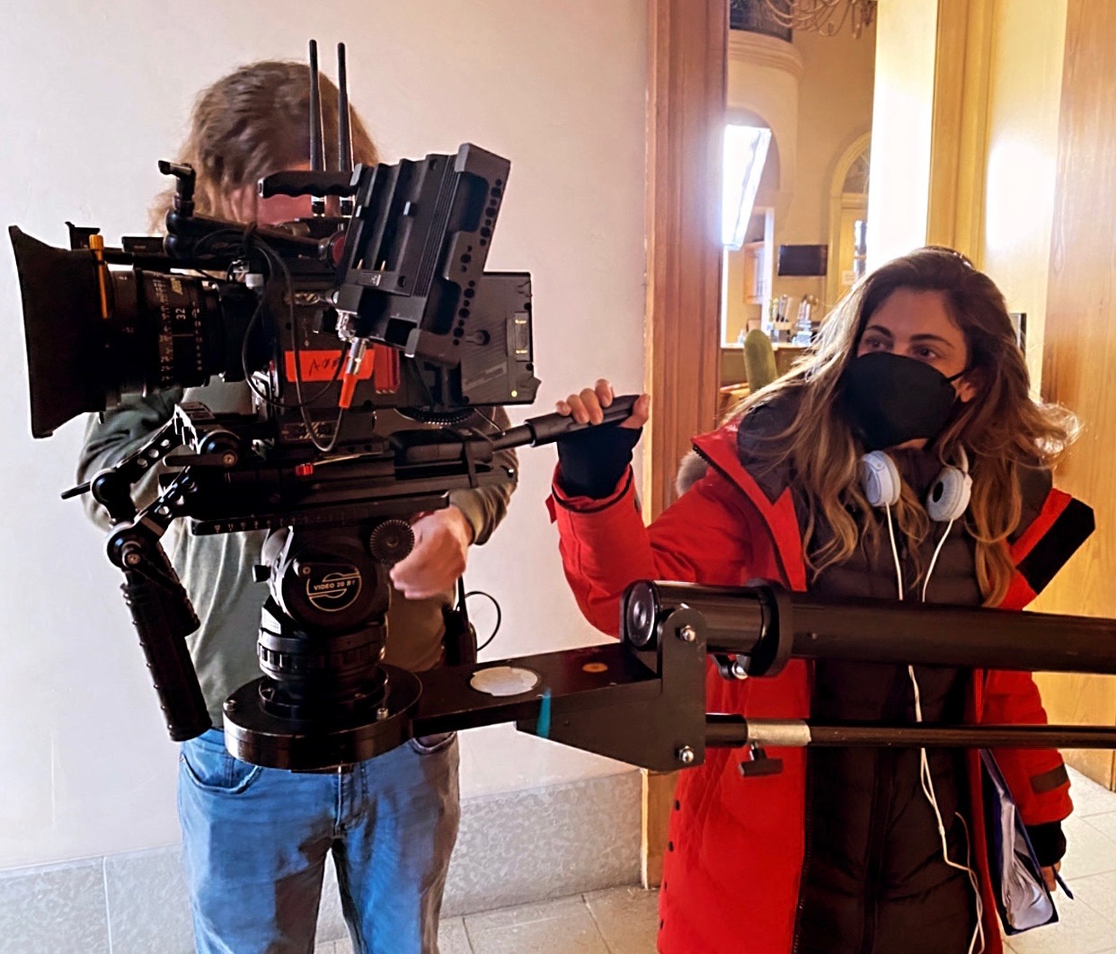 Lindsay Hartley behind the scenes